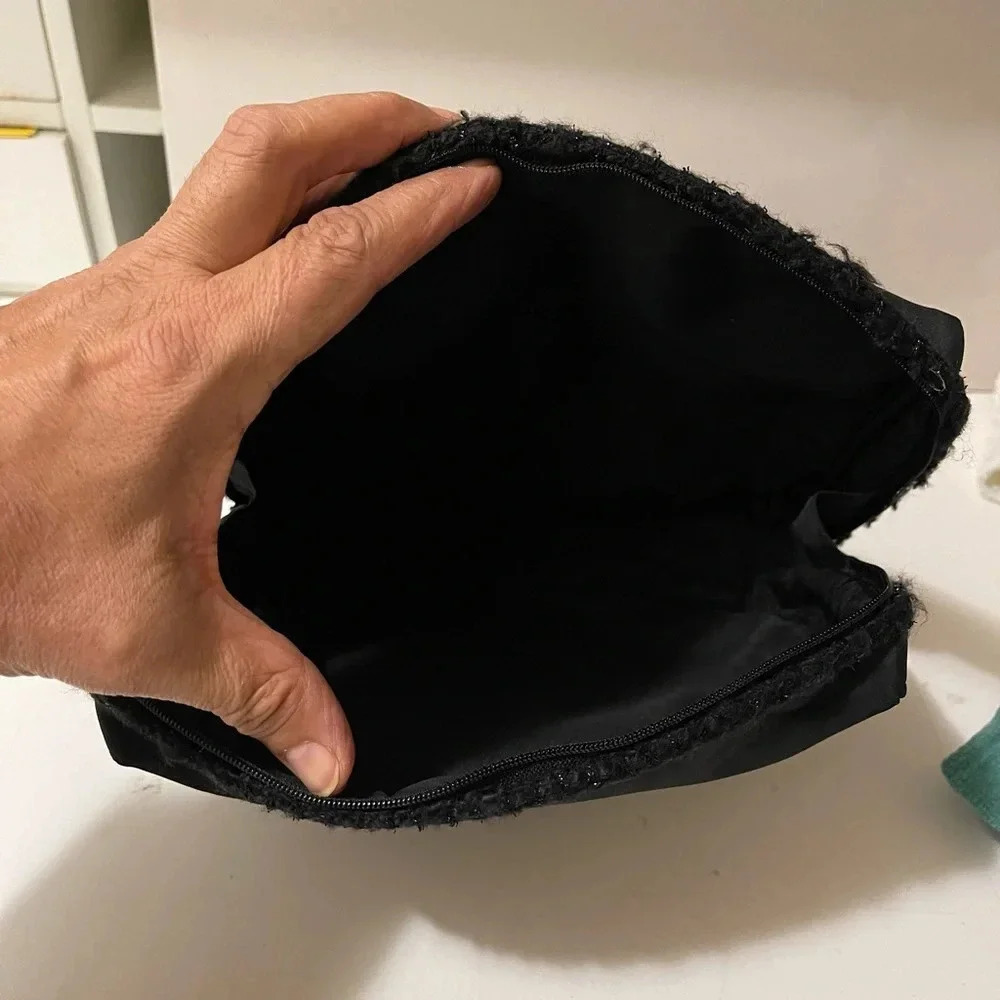 Chanel perfume make up bag, large well fit lots of things, without any damage - Picture 12 of 15